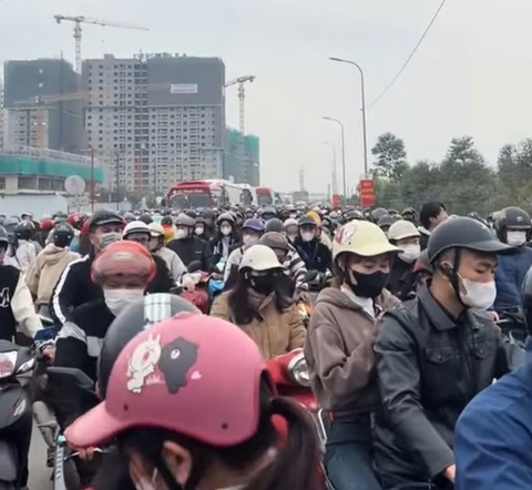 Đường gom cao tốc Hà Nội - Bắc Giang quá tải, công nhân chật vật di chuyển - Ảnh 2. Đường gom cao tốc Hà Nội - Bắc Giang - Ảnh 2.