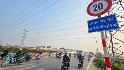 Đường gom cao tốc Hà Nội - Bắc Giang quá tải, công nhân chật vật di chuyển - Ảnh 5. Đường gom cao tốc Hà Nội - Bắc Giang - Ảnh 5.