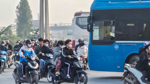 Đường gom cao tốc Hà Nội - Bắc Giang quá tải, công nhân chật vật di chuyển - Ảnh 3. Đường gom cao tốc Hà Nội - Bắc Giang - Ảnh 3.