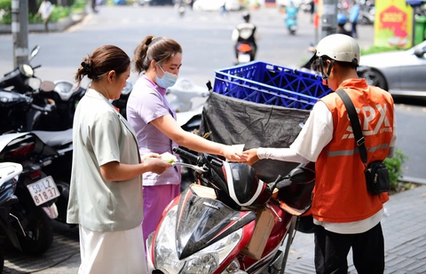 Đau đầu vì thuế hàng nhập giá trị nhỏ - Ảnh 1. Đau đầu vì thuế hàng nhập giá trị nhỏ qua thương mại điện tử - Ảnh 1.