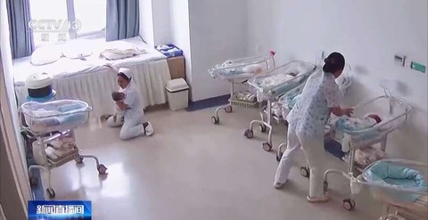 Y tá quỳ gối ôm chặt bé sơ sinh trong động đất, cộng đồng mạng rưng rưng xúc động - Ảnh 1. y tá - Ảnh 2.