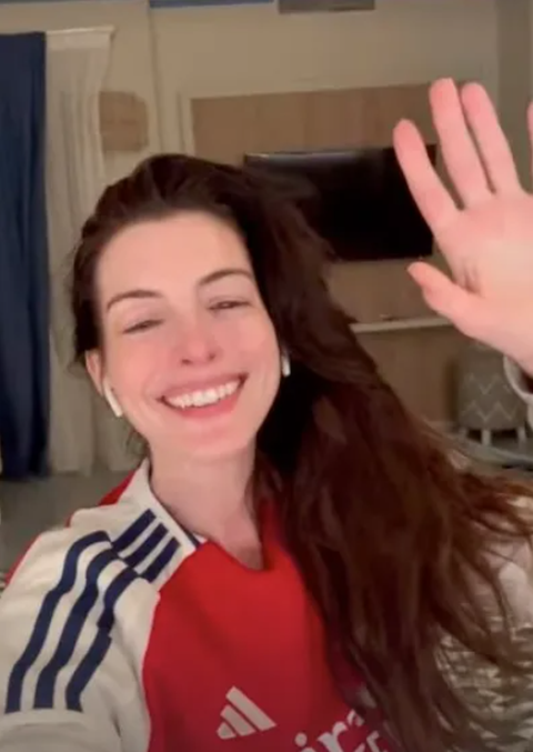 Sao nữ Hollywood Anne Hathaway bị fan Arsenal 'check VAR' - Ảnh 1.