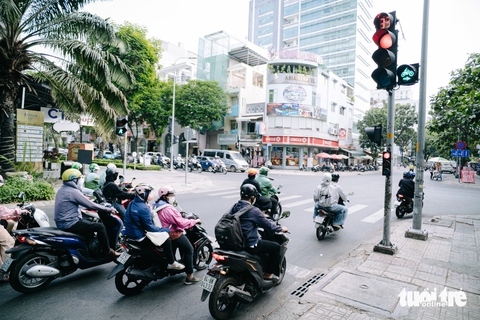 Nhường đường cho xe rẽ phải khi đèn đỏ, luật không bắt buộc nhưng xin đừng ích kỷ - Ảnh 1. rẽ phải - Ảnh 1.