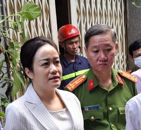 Cháy nhà trong hẻm khiến 4 người chết, đang đưa thi thể ra ngoài - Ảnh 3. cháy nhà - Ảnh 3.