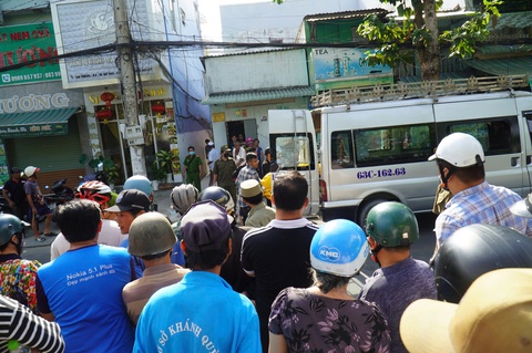 Cháy nhà trong hẻm khiến 4 người chết, đã đưa được các thi thể ra ngoài - Ảnh 5. cháy nhà - Ảnh 5.