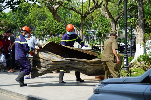 Cháy nhà trong hẻm khiến 4 người chết, đã đưa được các thi thể ra ngoài - Ảnh 6. cháy nhà - Ảnh 6.