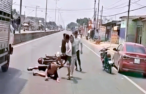 Lại đánh người dã man vì suýt xảy ra va chạm giao thông - Ảnh 1.