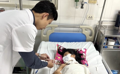 Bé gái 11 tuổi bị chó cắn thủng thực quản - Ảnh 1. Bé gái 11 tuổi bị chó cắn thủng thực quản - Ảnh 1.