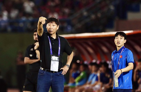 HLV Kim Sang Sik dẫn dắt các ngôi sao Đông Nam Á đấu Manchester United - Ảnh 1.