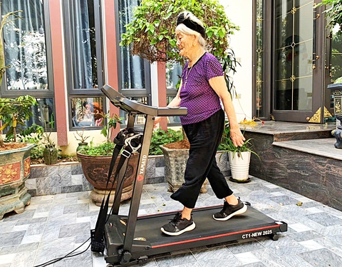 Cụ bà 97 đam mê chạy bộ khiến mọi người thán phục - Ảnh 2. chạy bộ - Ảnh 2.