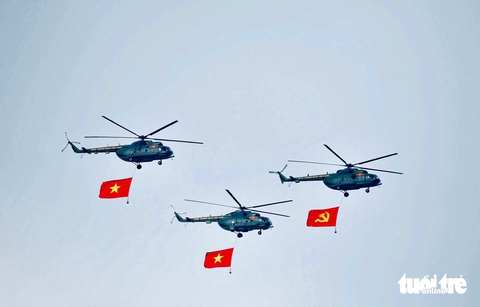 Mãn nhãn với hình ảnh máy bay kéo cờ, chiến sĩ hợp luyện tại sân bay Biên Hòa - Ảnh 1.