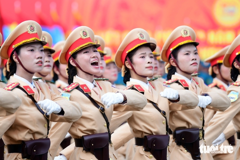Ngắm khối diễu binh nữ duyên dáng, thần thái trên thao trường sân bay Biên Hòa - Ảnh 3.