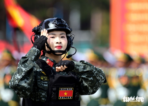 Ngắm khối diễu binh nữ duyên dáng, thần thái trên thao trường sân bay Biên Hòa - Ảnh 4.