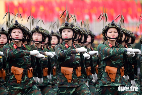 Ngắm khối diễu binh nữ duyên dáng, thần thái trên thao trường sân bay Biên Hòa - Ảnh 5.