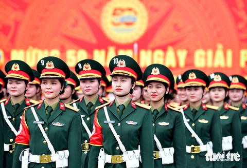 Ngắm khối diễu binh nữ duyên dáng, thần thái trên thao trường sân bay Biên Hòa - Ảnh 8.
