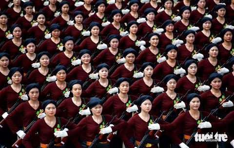 Ngắm khối diễu binh nữ duyên dáng, thần thái trên thao trường sân bay Biên Hòa - Ảnh 11.