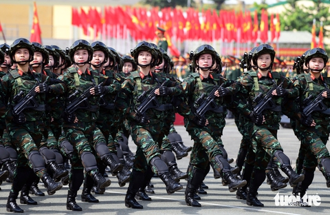 Ngắm khối diễu binh nữ duyên dáng, thần thái trên thao trường sân bay Biên Hòa - Ảnh 12.