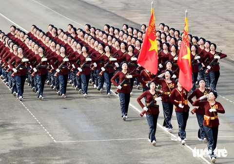 Ngắm khối diễu binh nữ duyên dáng, thần thái trên thao trường sân bay Biên Hòa - Ảnh 15.