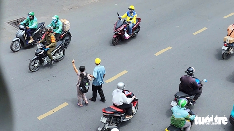 đi bộ - Ảnh 2.