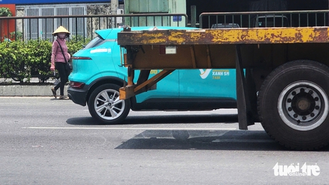 'Xông' ra làn đường ô tô đang chạy ở TP.HCM mời mua vé số - Ảnh 1.