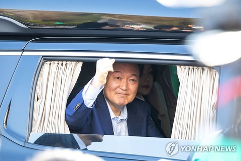 Ông Yoon Suk Yeol rời dinh tổng thống, làm thường dân - Ảnh 3.