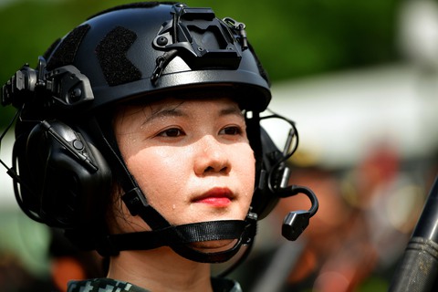 Ngắm khối diễu binh nữ duyên dáng, thần thái trên thao trường sân bay Biên Hòa - Ảnh 9.