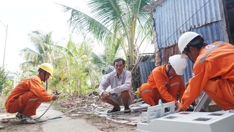 Điện đã về với 70 hộ dân ở thành phố Cà Mau - Ảnh 1.