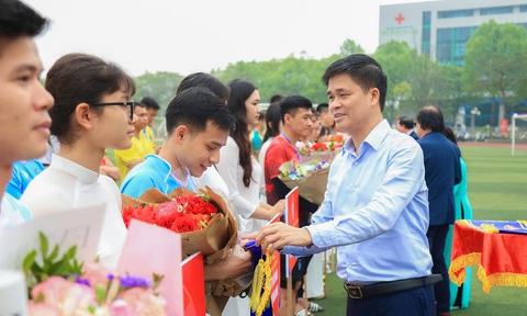 Sân bóng nóng hơn thời tiết Hà Nội: 17 đội tranh tài trong màu áo công đoàn - Ảnh 1. Sân bóng nóng hơn thời tiết Hà Nội: 17 đội tranh tài trong màu áo công đoàn - Ảnh 1.