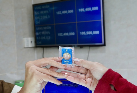 Xếp hàng bán vàng khi giá đạt đỉnh 106,4 triệu đồng/lượng - Ảnh 4.