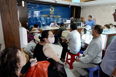 Xếp hàng bán vàng khi giá đạt đỉnh 106,4 triệu đồng/lượng - Ảnh 5.