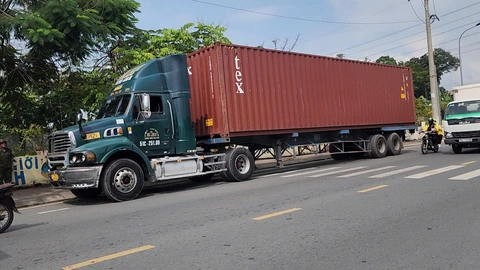 Container cán chết người đi xe máy trên đường 'tử thần' ở Thủ Đức - Ảnh 2.
