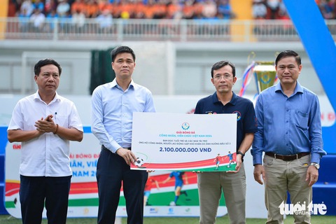 Ấm lòng Tháng Công nhân: Công đoàn và báo Tuổi Trẻ chung tay hỗ trợ người lao động vượt khó - Ảnh 2. Tháng Công nhân: Công đoàn và báo Tuổi Trẻ 'thắp' hy vọng cho người lao động khó khăn - Ảnh 2.