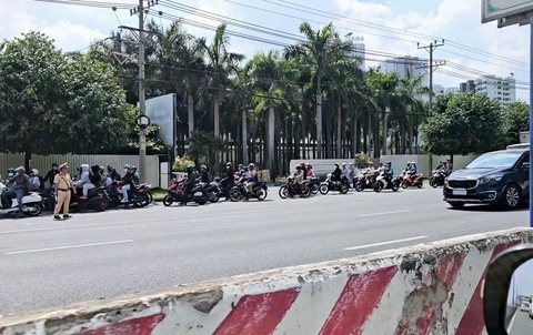 Bình Dương: dừng xe trên quốc lộ 13 để khảo sát thực hiện metro - Ảnh 1. Bình Dương: Dừng xe trên quốc lộ 13 để khảo sát thực hiện metro - Ảnh 1.