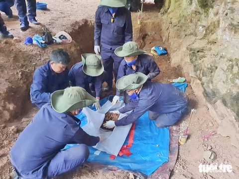 Mảnh lược khắc chữ 'Hạnh Phúc' gần phần mộ liệt sĩ Việt Nam hy sinh ở Lào - Ảnh 4.