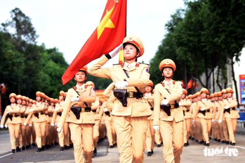 Chiến sĩ công an kiên cường luyện tập diễu binh giữa nắng gắt - Ảnh 1.