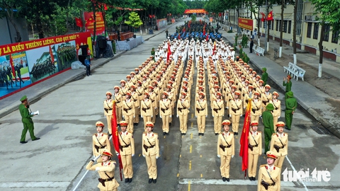 Chiến sĩ công an kiên cường luyện tập diễu binh giữa nắng gắt - Ảnh 2.