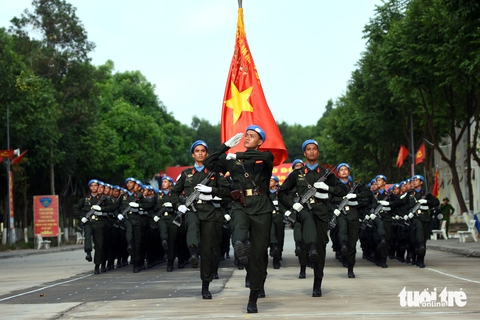 Chiến sĩ công an kiên cường luyện tập diễu binh giữa nắng gắt - Ảnh 3.
