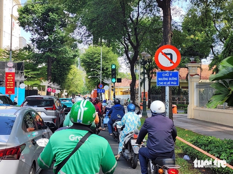 cho xe rẽ phải - Ảnh 1.