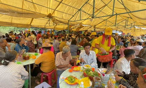 Đãi bánh xèo miễn phí trong lễ hội vía Bà Chúa Xứ ở Gò Tháp - Ảnh 4.