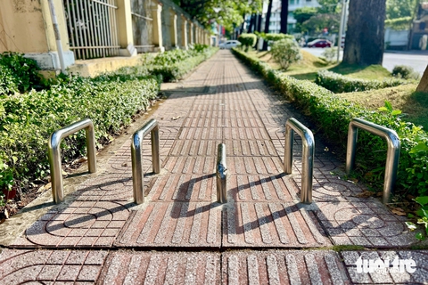 Nghiên cứu tháo dỡ thanh chắn trên vỉa hè TP.HCM, đảm bảo lối đi người đi bộ - Ảnh 1.