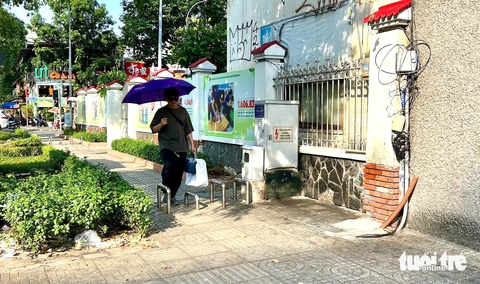 Nghiên cứu tháo dỡ thanh chắn trên vỉa hè TP.HCM, đảm bảo lối đi người đi bộ - Ảnh 2.