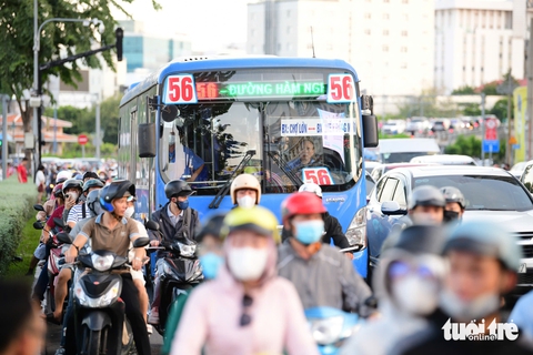 Yêu cầu đơn vị quản lý xe buýt 56 xin lỗi khách bị tịch thu thẻ sinh viên - Ảnh 2. xe buýt - Ảnh 2.