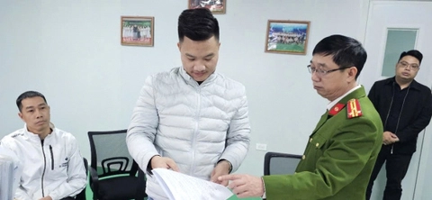 Tám người bị khởi tố trong đường dây sản xuất gần 600 loại sữa bột giả là ai, vai trò thế nào? - Ảnh 1.