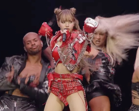Lisa đem loạt hit đến Coachella, lần này có vướng tranh cãi hát nhép? - Ảnh 5. Lisa - Ảnh 4.