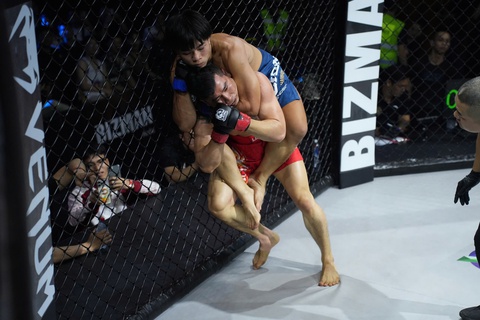 59 giây kết thúc MMA Duo, Nguyễn Xuân Phương thua không phục? - Ảnh 1.