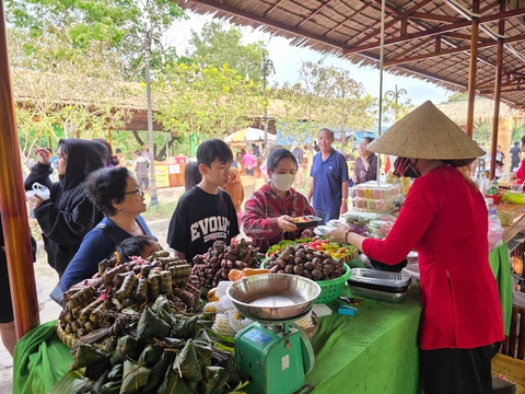 Đãi bánh xèo miễn phí trong lễ hội vía Bà Chúa Xứ ở Gò Tháp - Ảnh 2.