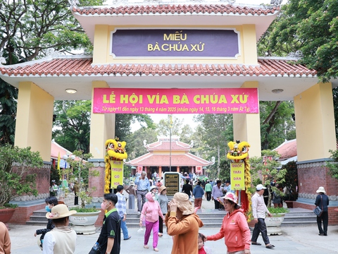 Đãi bánh xèo miễn phí trong lễ hội vía Bà Chúa Xứ ở Gò Tháp - Ảnh 1.