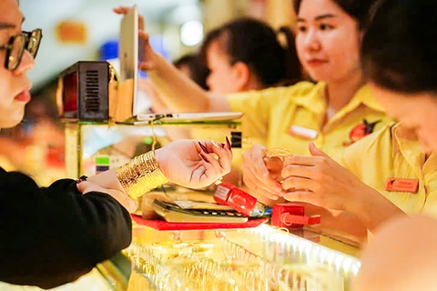 Phó Thủ tướng chỉ đạo ổn định thị trường vàng, tăng cường thanh kiểm tra ngăn đầu cơ - Ảnh 1. Phó thủ tướng chỉ đạo ổn định thị trường vàng, tăng cường thanh kiểm tra ngăn đầu cơ - Ảnh 1.