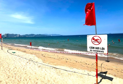 Nha Trang lên phương án trục vớt sàn lan bị vùi lấp dưới cát biển - Ảnh 1. Nha Trang lên phương án trục vớt sà lan bị vùi lấp dưới cát biển - Ảnh 1.