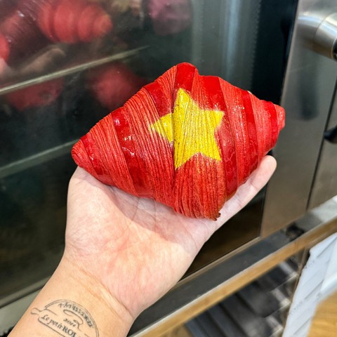 Từ lá cờ Tổ quốc ở Pháp đến dòng bánh đặc biệt nhân Ngày Thống nhất - Ảnh 5.
